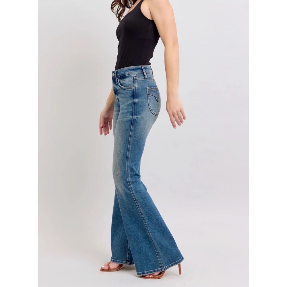 Judy Blue Womens Mid Rise Flare Jeans Medium Wash Heart Pocket Size 3/26 NWT